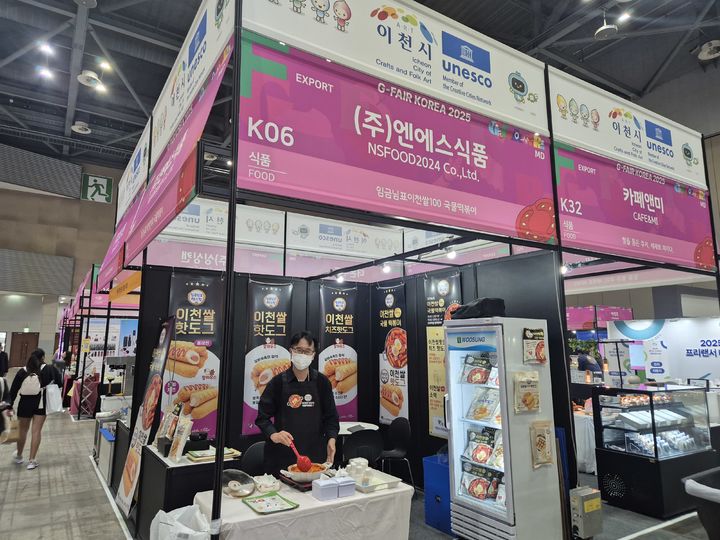 [고양=뉴시스] 이병희 기자 = 30일 경기 고양 킨텍스에서 열린 대한민국 최대의 수출전문 전시회 '제28회 대한민국우수상품전시회(G-FAIR KOREA 2025)'에서 엔에스식품 허성조 영업이사가 떡볶이를 조리하고 있다. 2025.10.30. iambh@newsis.com *재판매 및 DB 금지