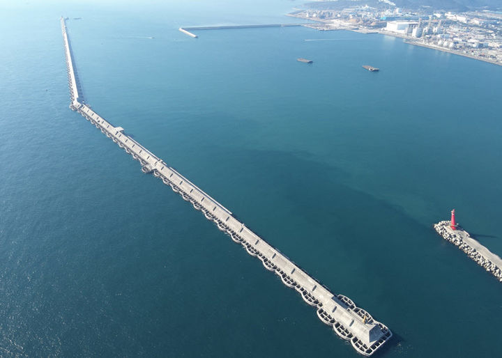 [울산=뉴시스] 울산신항 남방파제 전경. (사진=울산지방해양수산청 제공) photo@newsis.com *재판매 및 DB 금지