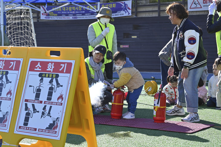 [대구=뉴시스] 대구 남구는 구민체육광장에서 어린이 안전 캠프를 개최했다. (사진=대구 남구 제공) 2025.10.30. photo@newsis.com *재판매 및 DB 금지