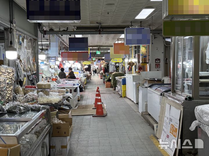 [경주=뉴시스] 안병철 기자 = 2025 APEC 정상회의가 열리는 경북 경주에서 지역 상인들이 교통 통제 등으로 불편을 호소하고 있다. 사진은 경주 성동시장 모습. 2025.10.30. abc1571@newsis.com