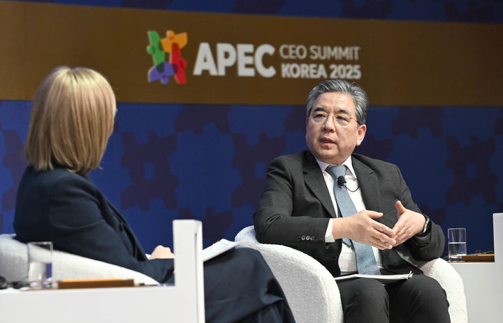 [서울=뉴시스] 현대차그룹은 30일 경주 예술의전당에서 열린 'APEC CEO 서밋 2025'에 참가해 수소 분야 글로벌 리더로서의 입지를 한층 강화했다. 사진은 이날 세션에서 장재훈 현대차그룹 부회장(오른쪽)이 이바나 제멜코바 수소위원회 CEO와 대담을 진행 중인 모습. (사진=현대차그룹 제공) 2025.10.30 photo@newsis.com *재판매 및 DB 금지