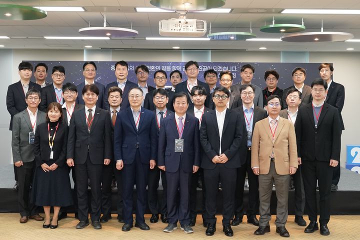 [서울=뉴시스]중진공 AX혁신 위원회 출범.(사진=중소벤처기업진흥공단 제공) 2025.10.30. photo@newsis.com *재판매 및 DB 금지