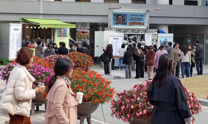 30일 정부세종청사 앞마당에 국정감사 기간 고생한 문화체육관광부 직원들을 위해 최휘영 문체부 장관이 준비한 커피차가 마련된 가운데 음료를 받기 위해 직원들이 줄지어 서 있다. (사진=문체부 제공) *재판매 및 DB 금지