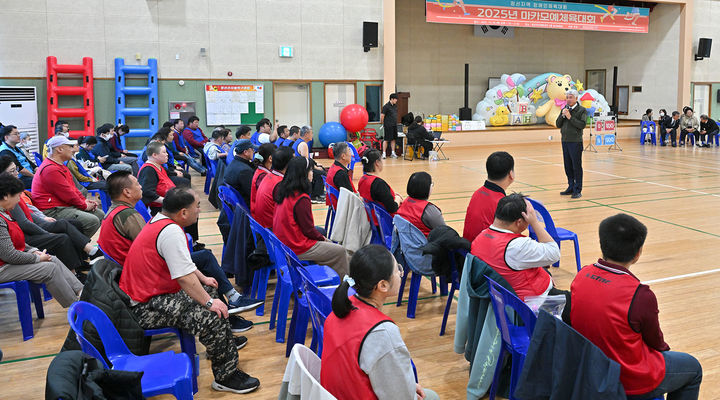 정선군종합사회복지관은 30일 정선국민체육센터 2층 실내체육관에서 최승준 정선군수,전영기 군의장, 장애인과 가족들이 참석한 가운데 ‘제5회 마카모예 장애인 체육대회’를 개최하고 있다.(사진=정선군 제공) *재판매 및 DB 금지