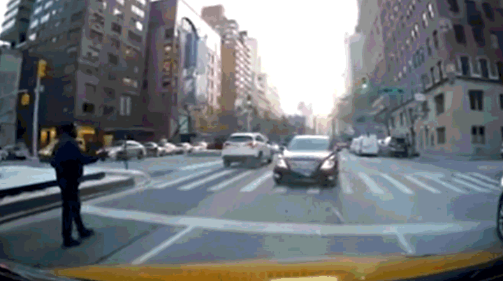 [뉴시스] 사하라 둘라는 역주행 차선의 차량을 인도하려고 다가온 경찰을 갑자기 들이받은 뒤 경찰을 비하하는 발언을 쏟아냈다. (사진=뉴욕포스트) 2025.10.29 *재판매 및 DB 금지