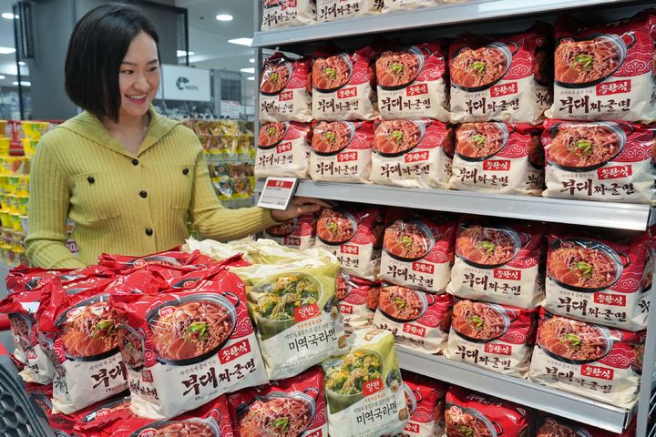 [서울=뉴시스] 롯데마트는 외국인 고객을 타깃으로 한 K라면 신제품 '하림 송탄식 부대짜글면(4입)'을 단독 출시했다고 31일 밝혔다.(사진=롯데마트 제공) *재판매 및 DB 금지