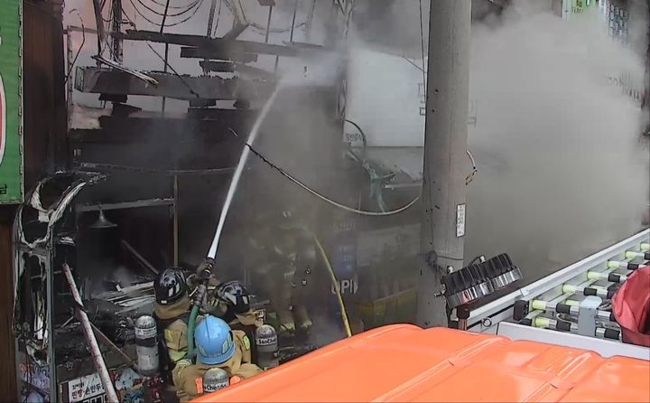 [대전=뉴시스] 30일 오후 3시44분께 대전 대덕구 덕암동의 한 음식점에서 불이 나 약 1시간10분만에 진화됐다. (사진=대전소방본부 제공) 2025.10.30. photo@newsis.com *재판매 및 DB 금지