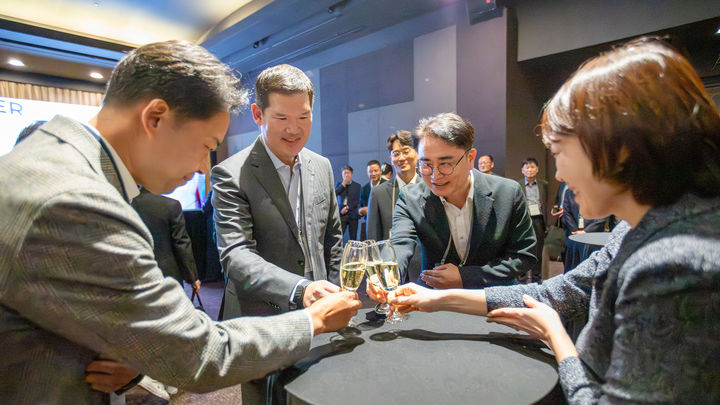 [서울=뉴시스] 허윤홍 GS건설 대표(왼쪽에서 두 번째)가 30일 서울 강남구 역삼동 GS타워 아모리스홀에서 열린 '그랑 파트너스 피에스타'에서 협력사 대표들과 의견을 나누고 있다. (사진=GS건설 제공) 2025.10.30. photo@newsis.com *재판매 및 DB 금지