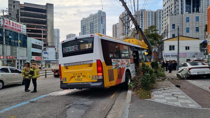 [광주=뉴시스] 30일 오후 4시55분시께 광주 서구 농성동 서구청 앞 편도 3차선 도로에서 시내버스가 전봇대와 가로수를 연이어 들이받았다. (사진 = 독자 제공) 2025.10.30. photo@newsis.com *재판매 및 DB 금지