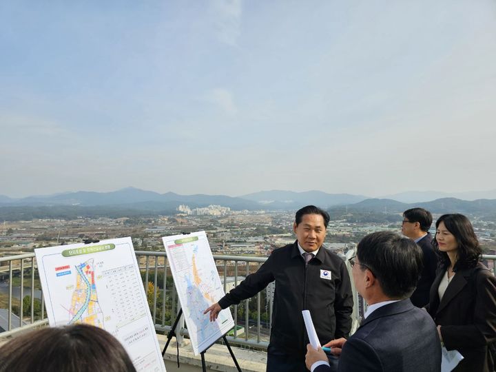 [서울=뉴시스] 국토교통부 대도시권 광역교통위원회는 김용석 위원장이 30일 오후 신도시 광역교통개선대책 신속추진을 위해 남양주왕숙 공공주택지구 현장을 찾아 사업 추진 상황을 점검했다고 밝혔다. 2025.10.30. (사진=국토교통부 대도시권광역교통위원회 제공) photo@newsis.com *재판매 및 DB 금지