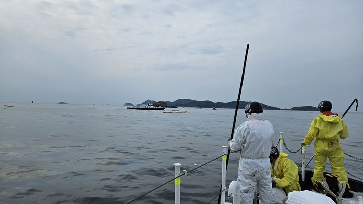 [태안=뉴시스] 태안해경이 30일 태안 해역 침몰 예인선에서 흘러나온 기름을 방제작업 중이다. (사진=태안해양경찰서 제공) 2025.10.30. photo@newsis.com&nbsp; *재판매 및 DB 금지