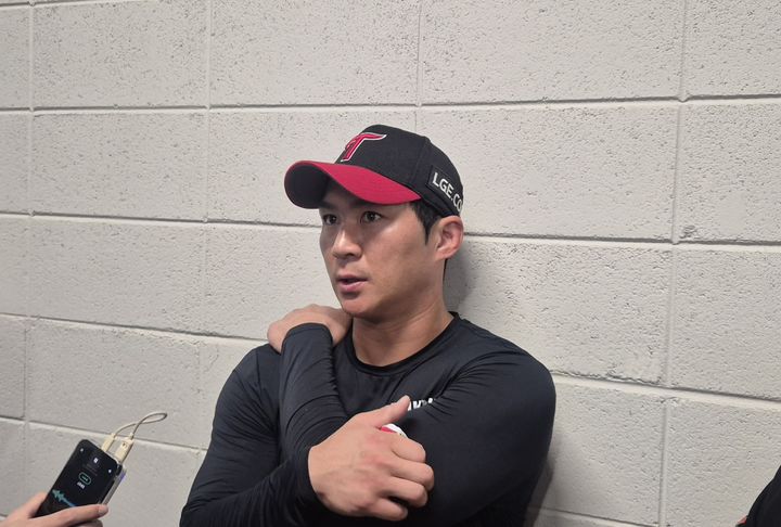 [대전=뉴시스] 문채현 기자 = 프로야구 LG 트윈스의 오지환이 30일 대전 한화생명볼파크에서 열리는 2025 신한 쏠뱅크 KBO 포스트시즌 한국시리즈(KS·7전4선승제) 4차전 한화 이글스와의 원정 경기를 앞두고 취재진을 만나 인터뷰를 하고 있다. 2025.10.30. dal@newsis.com *재판매 및 DB 금지