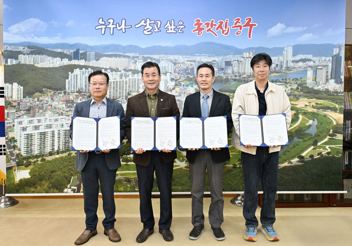 [울산=뉴시스] 구미현 기자 = 울산 중구와 SK가스, 행복나래㈜, 행복도시락 사회적협동조합이 결식 우려 아동을 위해 따뜻한 밥 한끼 제공을 위해 한데 뭉쳤다. (사진=울산시 중구 제공) 2025.10.30. photo@newsis.com *재판매 및 DB 금지