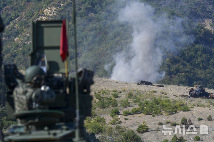 [포항=뉴시스] 안병철 기자 = 지난 29일 해병대 1사단 상륙장갑차대대가 수성사격장에서 상륙돌격장갑차에 장착된 RCWS를 통해 사격훈련을 하고 있다.(사진=해병대 1사단 제공) 2025.10.30. photo@newsis.com