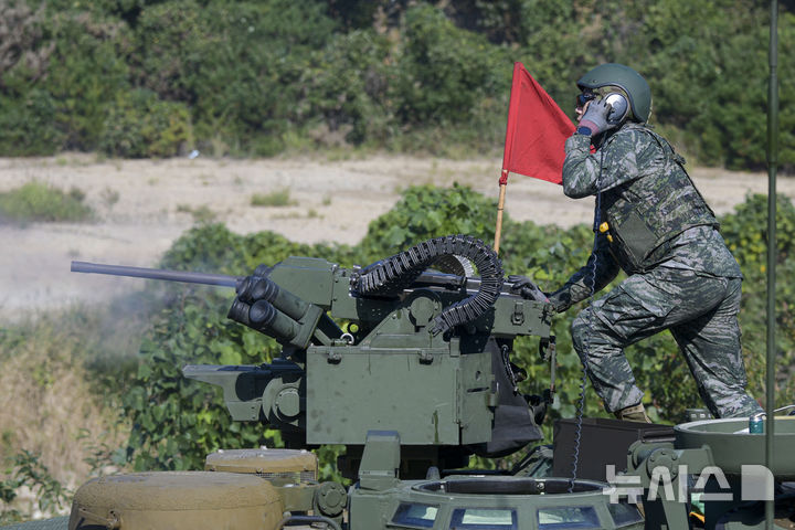 [포항=뉴시스] 안병철 기자 = 지난 29일 해병대 1사단 상륙장갑차대대가 수성사격장에서 상륙돌격장갑차에 장착된 RCWS를 통해 사격훈련을 하고 있다.(사진=해병대 1사단 제공) 2025.10.30. photo@newsis.com