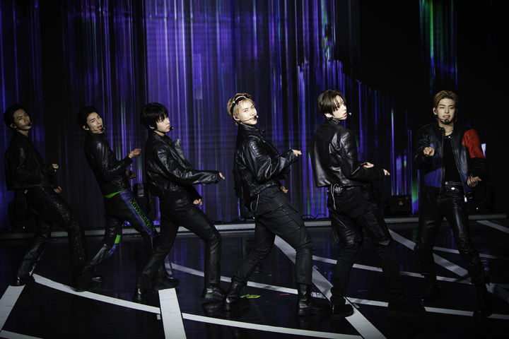 [서울=뉴시스] 그룹 '82메이저가 30일 오후 서울 강남구 일지아트홀에서 열린 네 번째 미니 앨범 '트로피'(Trophy) 발매 기념 미디어 쇼케이스에 참석해 타이틀곡 '트로피' 무대를 선보이고 있다. (사진=그레이트엠엔터테인먼트 제공) 2025.10.30. photo@newsis.com *재판매 및 DB 금지