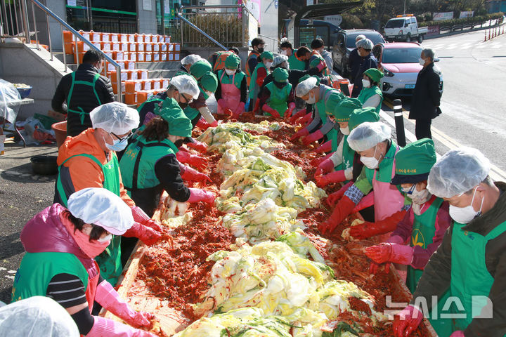 [과천=뉴시스] 지난 2023년 열린 과천시새마을회 김장나눔 행사 현장. (사진=과천시 제공).2025.10.30. photo@newsis.com