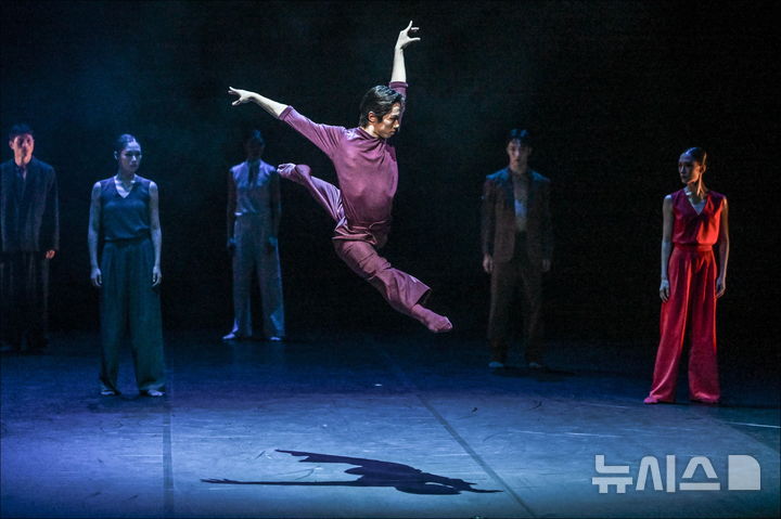  [서울=뉴시스]서울시발레단 '언더 더 트리즈 보이시스' 공연 장면. (사진=세종문화회관 제공)