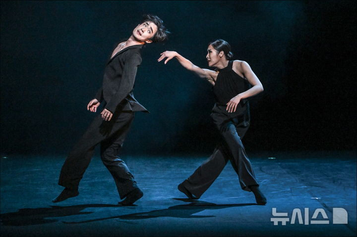 [서울=뉴시스]서울시발레단 '언더 더 트리즈 보이시스' 공연 장면. (사진=세종문화회관 제공)