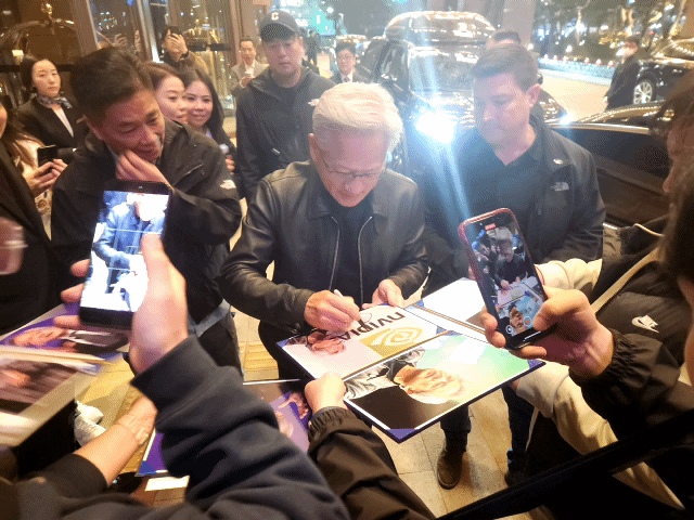 [ 서울=뉴시스] 젠슨 황 엔비디아 최고경영자가 30일 저녁 이재용 삼성그룹 회장, 정의선 현대차그룹 회장과의 '치킨 회동'에 가기 전 호텔 앞에서 팬들에게 사인을 해주는 모습. 2025.10.30 photo@newsis.com 