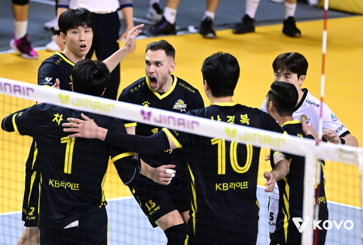 KB손해보험 선수단 환호 장면