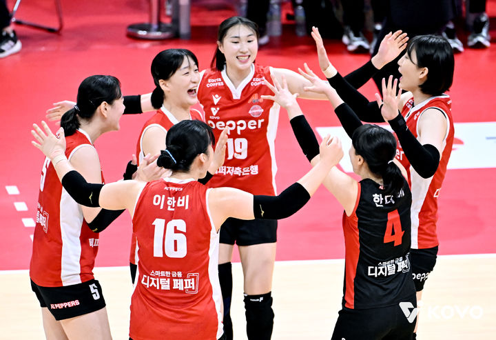 [서울=뉴시스] 여자배구 페퍼저축은행 선수들이 30일 광주 페퍼스타디음에서 열린 진에어 2025~2026 V-리그 여자부 현대건설과의 경기에서&nbsp; 득점에 성공한 뒤 환호하고 있다. (사진=KOVO 제공) 2025.10.30.&nbsp; *재판매 및 DB 금지