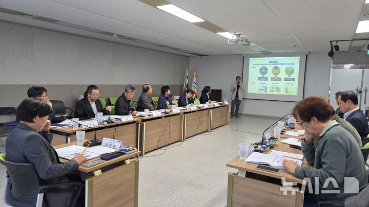 [제주=뉴시스] 임재영 기자 = 지난 29일 오후 제주시 연동 건설회관에서 '제주형 정원 기본계획 수립 및 대상지 타당성 조사용역' 중간보고회가 열리고 있다. 2025.10.31. ijy788@newsis.com