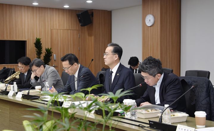 [서울=뉴시스] 이형일 기획재정부 차관이 30일 오전 서울 영등포구 한국수출입은행에서 '거시경제금융회의'를 주재하고 있다. (사진=기획재정부 제공) 2025.10.30. photo@newsis.com *재판매 및 DB 금지