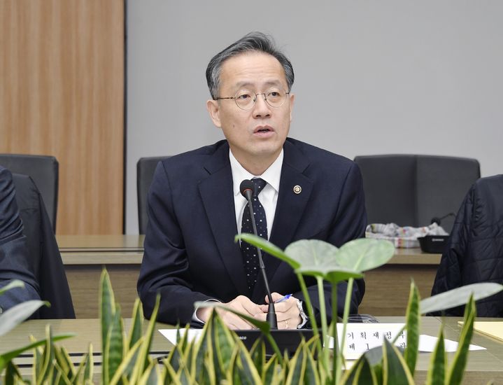 [서울=뉴시스] 이형일 기획재정부 차관이 30일 오전 서울 영등포구 한국수출입은행에서 '거시경제금융회의'를 주재하고 있다. (사진=기획재정부 제공) 2025.10.30. photo@newsis.com *재판매 및 DB 금지