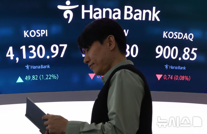 [서울=뉴시스] 최진석 기자 = 코스피가 전 거래일(4081.15)보다 24.80포인트(0.61%) 상승한 4105.95에 개장한 30일 서울 중구 하나은행 딜링룸에 코스피 시세가 보이고 있다.&nbsp; 코스닥 지수는 전 거래일(901.59)보다 1.65포인트(0.18%) 오른 903.24에 거래를 시작했다. 서울 외환시장에서 원·달러 환율은 전 거래일 주간거래 종가(1431.7원)보다 6.7원 내린 1425.0원에 출발했다. 2025.10.30. myjs@newsis.com