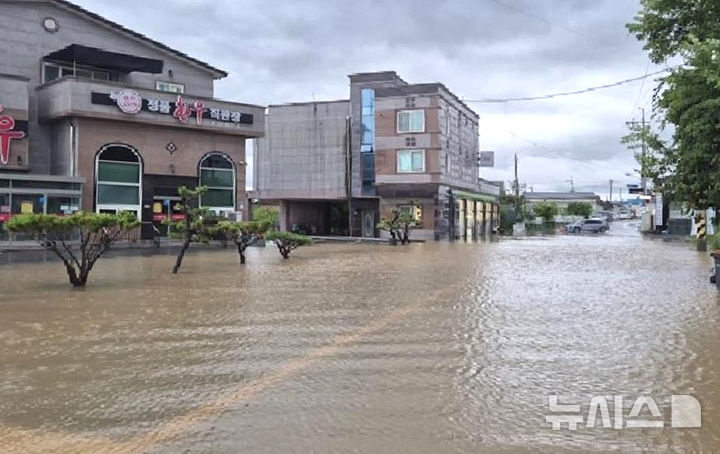 지난 7월 집중 호우로 침수된 전남 나주시 산포면 소재지 일대. (사진=나주시 제공) photo@newsis.com *재판매 및 DB 금지
