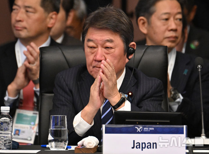 [경주=뉴시스] 청사사진기자단 = 모테기 도시미쓰(茂木敏充) 외무상은 위성락 국가안보실장에게 "지역정세에 관한 일본 측 생각에 대해 제 쪽에서 확실하게 설명했다"고 밝혔다. 사진은 모테기 도시미쓰 일본 외무상이 지난 10월 30일 오전 경북 경주시 소노캄 경주 그랜드볼룸에서 열린 2025 아시아태평양경제협력체(APEC) 외교통상합동각료회의 개회식에 참석한 모습. 2025.12.24. photo@newsis.com