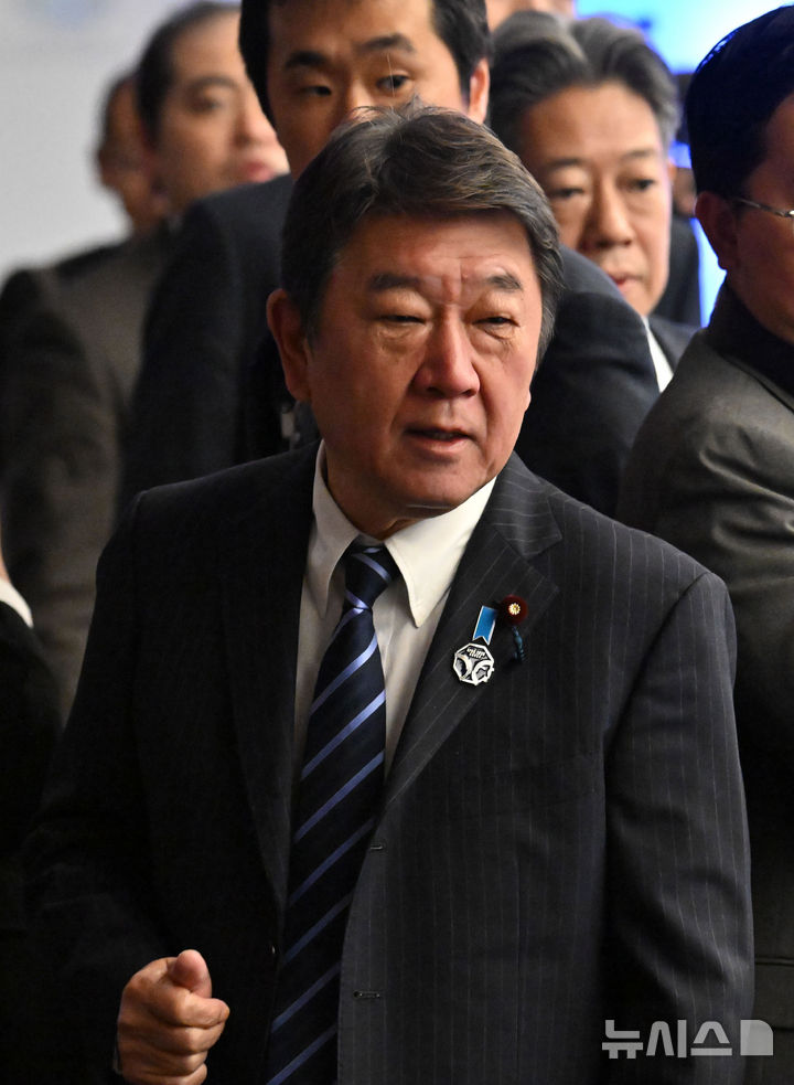 [경주=뉴시스] 청사사진기자단 = 일본 정부는 올해 외교청서에 "독도는 역사적 사실에 비춰봐도 국제법 상으로도 일본 고유의 영토"라는 억지 주장을 또 다시 명기했다. 사진은 모테기 도시미쓰 일본 외무상이 지난해 10월 30일 오전 경북 경주시 소노캄 경주 그랜드볼룸에서 열린 2025 아시아태평양경제협력체(APEC) 외교통상합동각료회의 개회식에 참석하고 있는 모습. 2026.04.10. photo@newsis.com