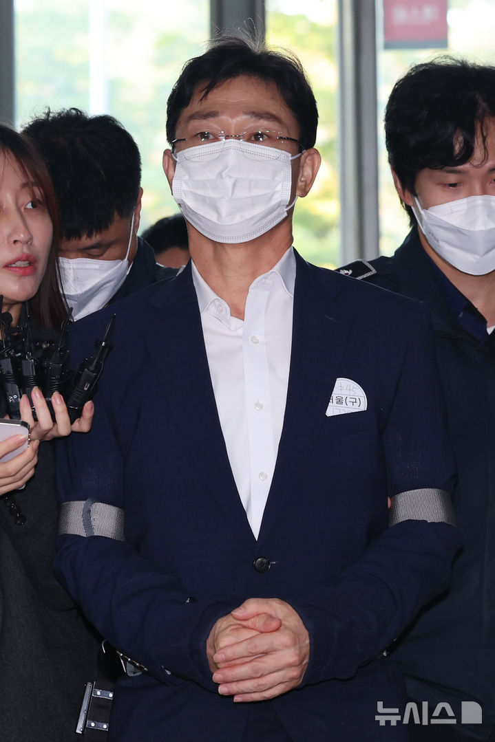 [서울=뉴시스] 권창회 기자 = 임성근 전 해병대 1사단장이 30일 서울 서초구 이명현 순직해병 특별검사팀 사무실에서 피의자 조사를 위해 출석하고 있다.2025.10.30. kch0523@newsis.com