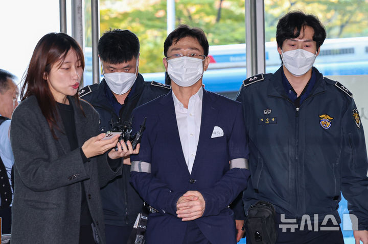 [서울=뉴시스] 권창회 기자 = '채상병 순직 사건'의 책임자로 지목된 임성근 전 해병대 1사단장의 2심 사건이 서울고법 형사10부에 배당됐다. 사진은 임 전 사단장이 지난해 10월 30일 서울 서초구 이명현 순직해병 특별검사팀 사무실에서 피의자 조사를 위해 출석하는 모습. 2026.05.20. kch0523@newsis.com