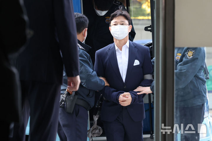 [서울=뉴시스] 권창회 기자 = 임성근 전 해병대 1사단장이 30일 서울 서초구 이명현 순직해병 특별검사팀 사무실에서 피의자 조사를 위해 호송차에서 내리고 있다.2025.10.30. kch0523@newsis.com