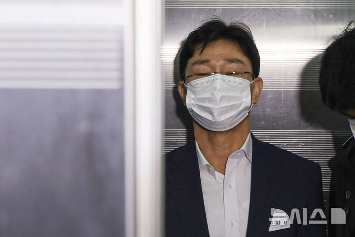 [서울=뉴시스] 권창회 기자 = 임성근 전 해병대 1사단장이 30일 서울 서초구 이명현 순직해병 특별검사팀 사무실에서 피의자 조사를 위해 출석하고 있다.2025.10.30. kch0523@newsis.com