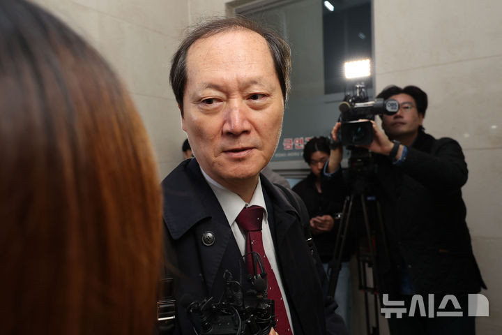 [서울=뉴시스] 권창회 기자 = 임성근 전 해병대 1사단장의 새 변호인으로 선임된 이완규 전 법제처장이 30일 서울 서초구 이명현 순직해병 특별검사팀 사무실에 출석하고 있다. 2025.10.30. kch0523@newsis.com