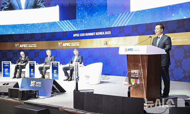 [경주=뉴시스] 이무열 기자 = 장인화 포스코 회장이 30일 경북 경주예술의전당에서 열린 아시아태평양경제협력체(APEC) 정상회의 최고 경영자(CEO) 서밋(Summit) '세션 10 : 탄력적이고 친환경적인 글로벌 공급망 구축'에서 연설하고 있다. (공동취재) 2025.10.30.