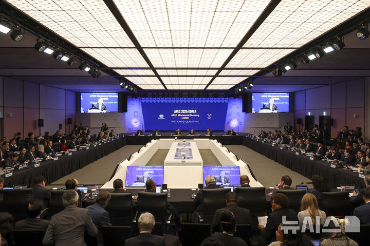 [경주=뉴시스] 청사사진기자단 = 조현 외교부 장관이 30일 오전 경북 경주시 소노캄 경주 그랜드볼룸에서 열린 2025 아시아태평양경제협력체(APEC) 외교통상합동각료회의 개회식에서 개회사를 하고 있다. 2025.10.30. photo@newsis.com