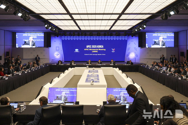 [경주=뉴시스] 청사사진기자단 = 조현 외교부 장관이 30일 오전 경북 경주시 소노캄 경주 그랜드볼룸에서 열린 2025 아시아태평양경제협력체(APEC) 외교통상합동각료회의 개회식에서 개회사를 하고 있다. 2025.10.30. photo@newsis.com
