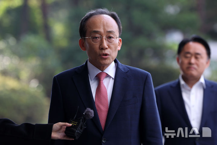 [서울=뉴시스] 김선웅 기자 = 추경호 국민의힘 의원이 30일 서울 서초구 서울고등검찰청에 위치한 조은석 내란특검에서 진행되는 1차 피의자 소환조사에 출석하며 입장을 말하고 있다. 2025.10.30. mangusta@newsis.com