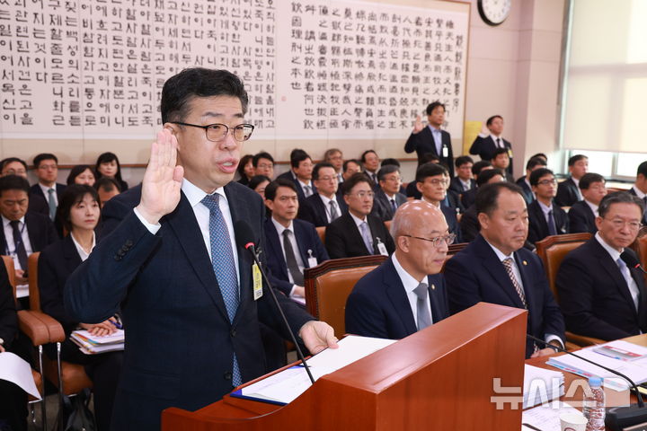 [서울=뉴시스] 고승민 기자 = ﻿﻿12·3 비상계엄 당시 수용시설을 확보하며 내란에 가담했다는 의혹을 받는 신용해 전 법무부 교정본부장이 24일 피의자 신분으로 특검에 출석했다. 2025.06.24. kkssmm99@newsis.com