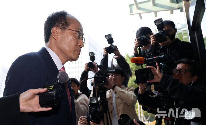 [서울=뉴시스] 김선웅 기자 = 추경호 국민의힘 의원이 30일 서울 서초구 서울고등검찰청에 위치한 조은석 내란특검에서 진행되는 1차 피의자 소환조사에 출석하고 있다. 2025.10.30. mangusta@newsis.com