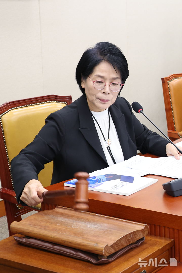 [서울=뉴시스] 김금보 기자 = 최민희 국회 과학기술정보방송통신위원회 위원장이 30일 서울 여의도 국회에서 열린 국정감사에서 의사봉을 두드리고 있다. 2025.10.30. kgb@newsis.com