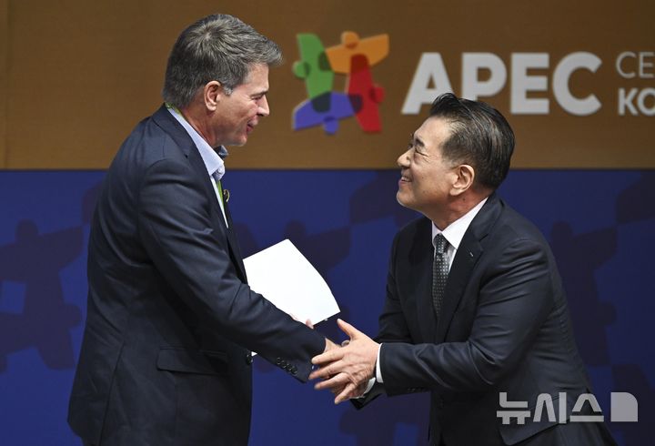 [경주=뉴시스] 추상철 기자 = 장인화(오른쪽) 포스코 회장과 게리 코르테(Garry Korte) 핸콕 CEO가 30일 경북 경주 예술의전당에서 열린 아시아태평양경제협력체(APEC) 정상회의 최고 경영자(CEO) 서밋(Summit) '세션 10 : 탄력적이고 친환경적인 글로벌 공급망 구축'을 마치고 악수하고 있다. (공동취재) 2025.10.30. photo@newsis.com