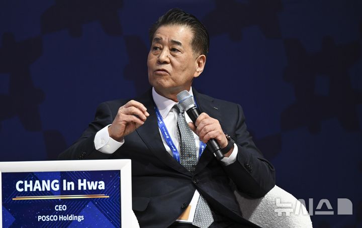 [경주=뉴시스] 추상철 기자 = 장인화 포스코 회장이 30일 경북 경주 예술의전당에서 열린 아시아태평양경제협력체(APEC) 정상회의 최고 경영자(CEO) 서밋(Summit) '세션 10 : 탄력적이고 친환경적인 글로벌 공급망 구축'에서 발언하고 있다. (공동취재) 2025.10.30. photo@newsis.com