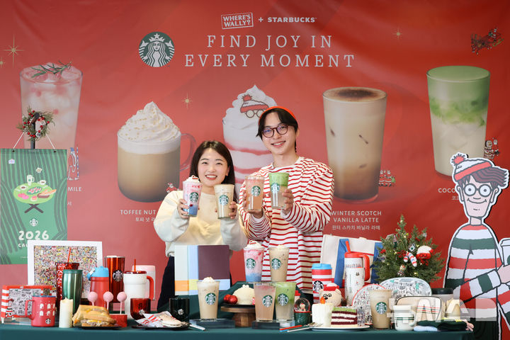 [서울=뉴시스] 황준선 기자 = 스타벅스는 이번 겨울 프로모션으로 퍼즐 그림책 시리즈인 '월리를 찾아라'와 협업해 월리 체리 푸딩 크림 프라푸치노와 코코말차, 토피 넛 라떼 등을 선보이고 월리를 찾아라 직소 퍼즐 세트를 한정 판매한다. hwang@newsis.com