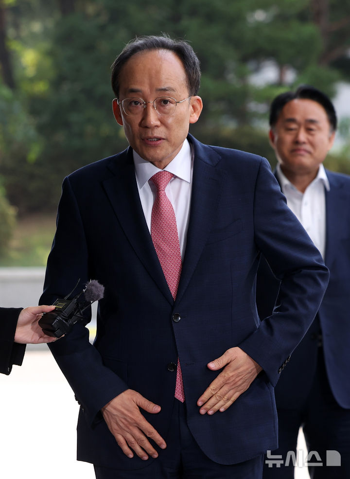 [서울=뉴시스] 김선웅 기자 = 추경호 국민의힘 의원이 30일 서울 서초구 서울고등검찰청에 위치한 조은석 내란특검에서 진행되는 1차 피의자 소환조사에 출석하고 있다. 2025.10.30. mangusta@newsis.com