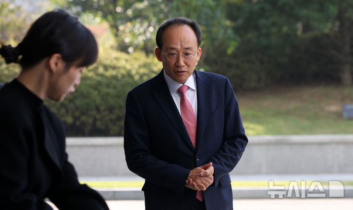 [서울=뉴시스] 김선웅 기자 = 추경호 국민의힘 의원이 30일 서울 서초구 서울고등검찰청에 위치한 조은석 내란특검에서 진행되는 1차 피의자 소환조사에 출석하고 있다. 2025.10.30. mangusta@newsis.com